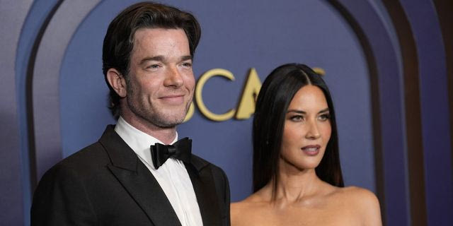 Η Olivia Munn με τον John Mulaney