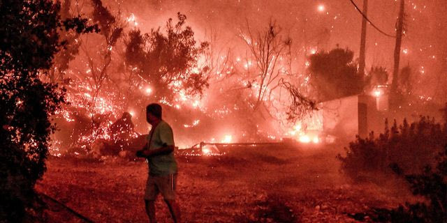 Πυρκαγιά στην περιοχή του Ξυλοκάστρου στην Κορινθία, εικόνες από το χωριό Ανω Λουτρό.