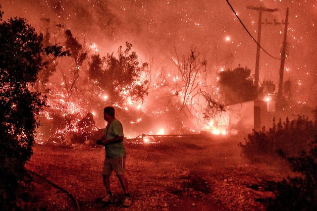 Πυρκαγιά στην περιοχή του Ξυλοκάστρου στην Κορινθία, εικόνες από το χωριό Ανω Λουτρό.