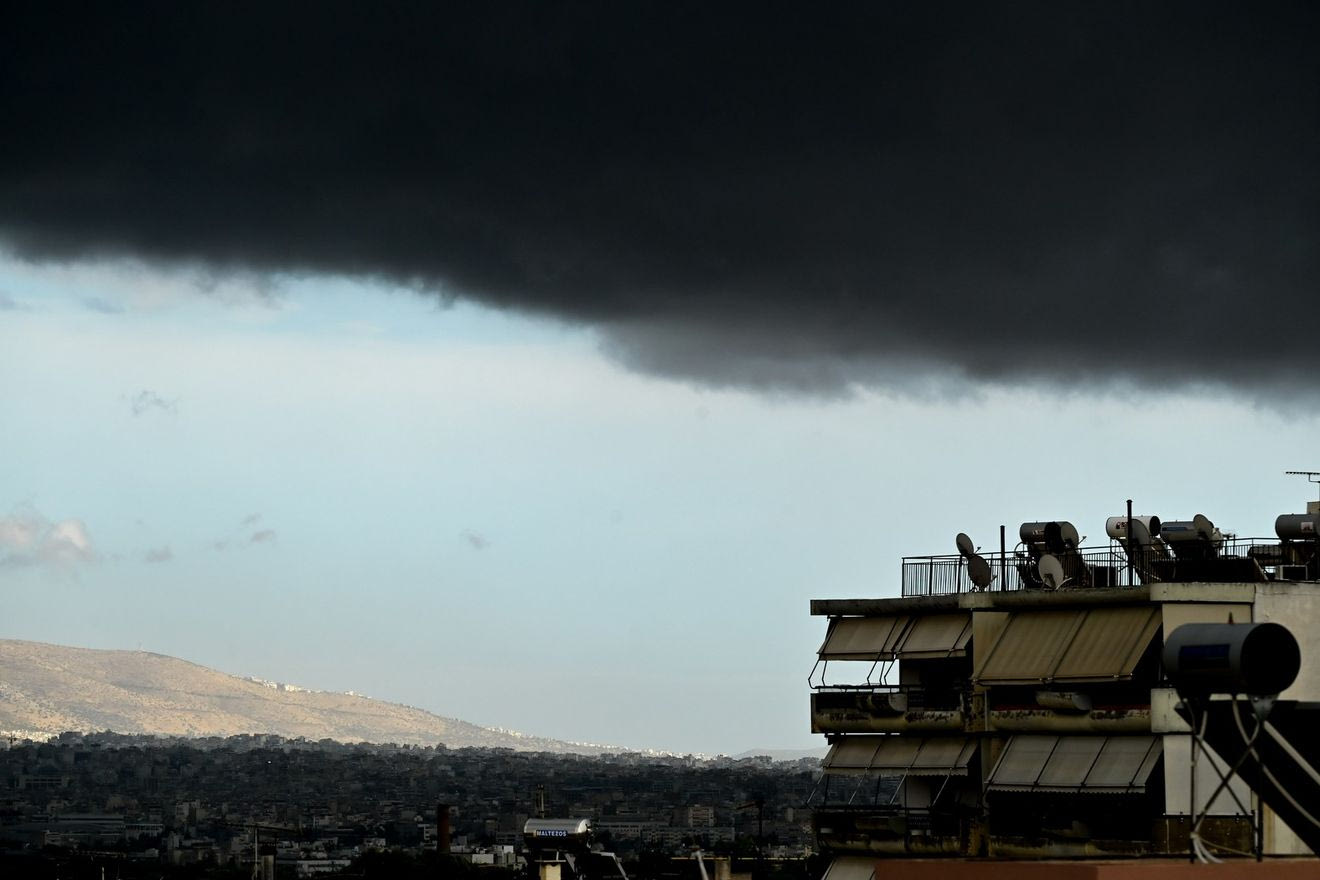 Κακοκαιρία Atena: Πλημμύρες και κεραυνοί στην Αθήνα – 112 σε ανατ. Μακεδονία και Θράκη