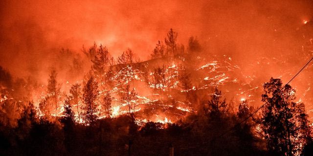 Φωτιά στην περιοχή του Ξυλοκάστρου στην Κορινθία, εικόνες από το χωριό Ανω Λουτρό.