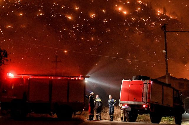 Φωτιά στην περιοχή του Ξυλοκάστρου στην Κορινθία, εικόνες από το χωριό Ανω Λουτρό.