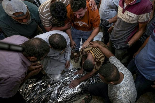 Παλαιστίνιοι θρηνούν τους νεκρούς τους