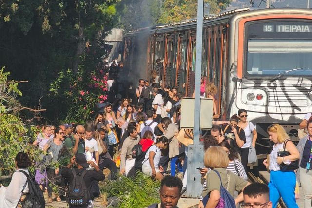 Φωτιά στις ράγες του ΗΣΑΠ