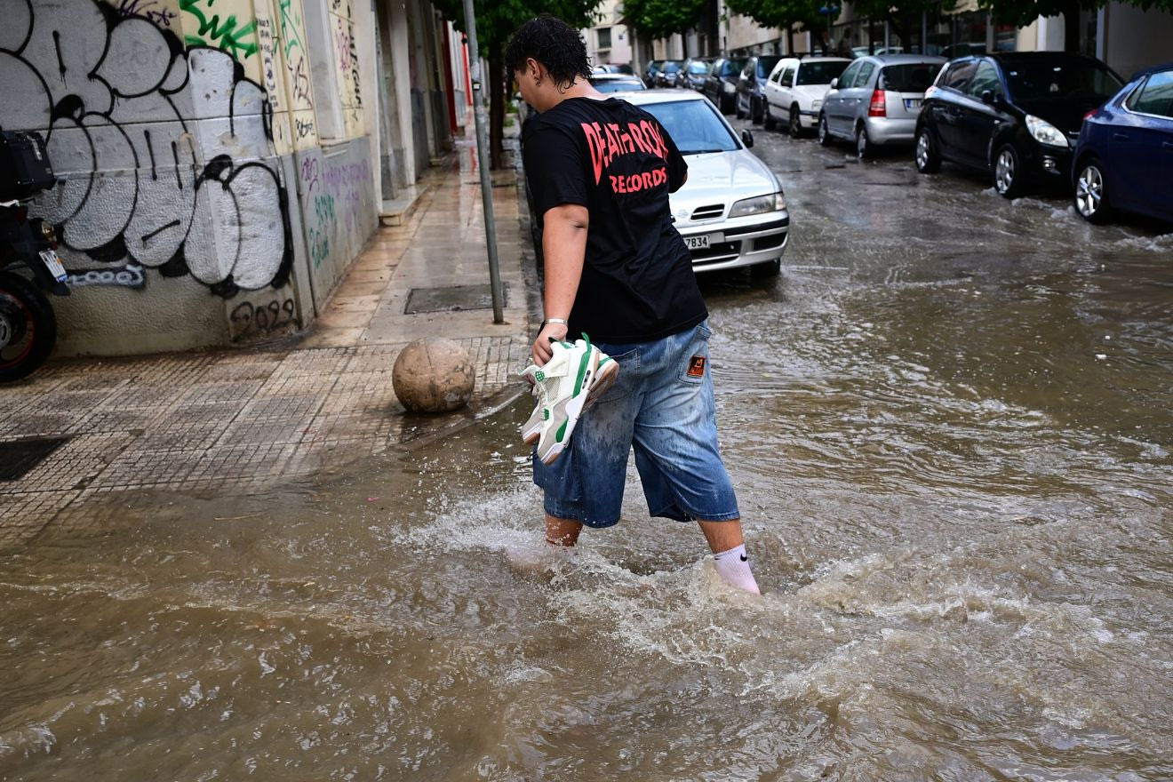 Κακοκαιρία Atena: Βροχή και κεραυνοί στην Αθήνα – 112 σε ανατ. Μακεδονία και Θράκη