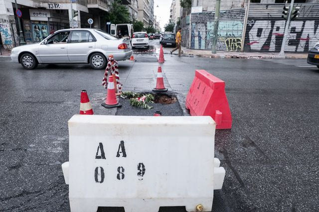 Σεπόλια: Καθίζηση οδοστρώματος λόγω θραύσης αγωγού – Διακοπή της κυκλοφορίας