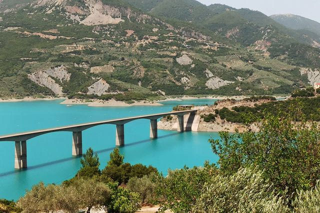 Λίμνη Κρεμαστών: Εντοπίστηκε σορός γυναίκας – Τι εξετάζουν οι αρχές