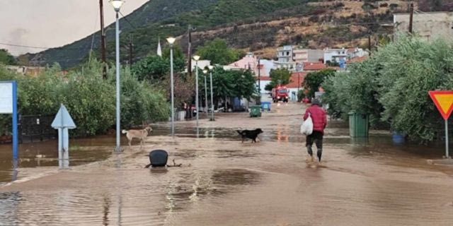 Κομοτηνή: Πλημμύρισαν οι δρόμοι στον Πολύανθο – Κάτοικοι εγκλωβίστηκαν στα σπίτια τους