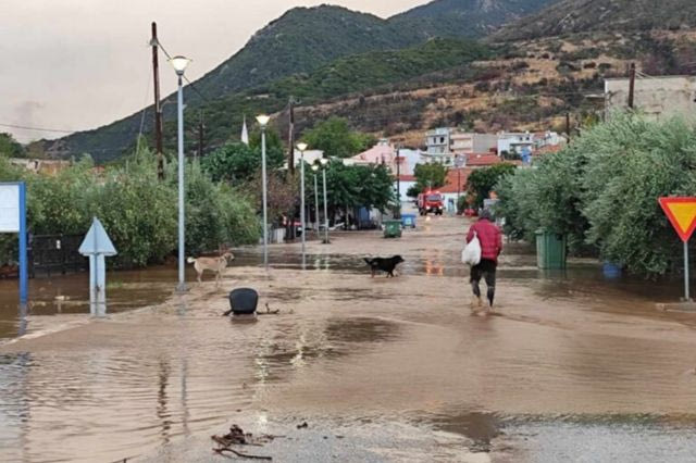 Κομοτηνή: Πλημμύρισαν οι δρόμοι στον Πολύανθο – Κάτοικοι εγκλωβίστηκαν στα σπίτια τους