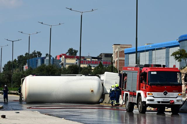 Εκκενώνεται προληπτικά η δομή του Σχιστού μετά την ανατροπή του βυτιοφόρου