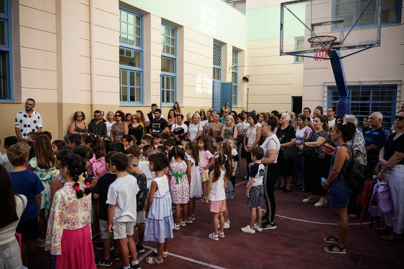 Ο αγιασμός στα σχολεία σε εικόνες