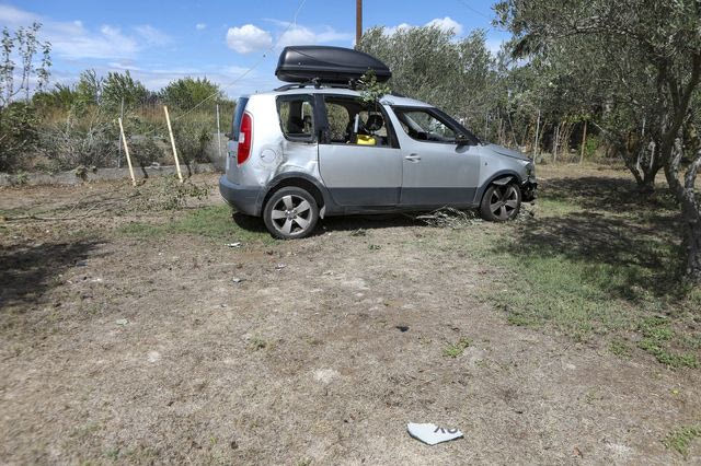 Αυτοκίνητο παρέσυρε και τραυμάτισε ένα ζευγάρι το οποίο συνόδευε το ανήλικο παιδί τους στην ΕΟ Θεσσαλονίκης - Πολυγύρου στην περιοχή της Θέρμης