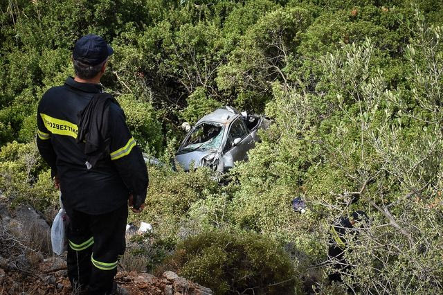 Πτώση ΙΧ σε γκρεμό