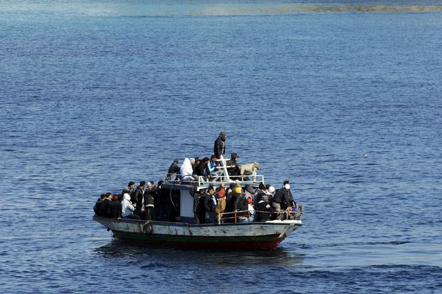 Μάγχη: Τρεις νεκροί μετανάστες σε βύθιση λέμβου – Διασώθηκαν 45