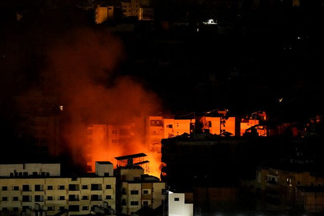 Καπνός και φωτιά υψώνονται από το σημείο της ισραηλινής αεροπορικής επιδρομής στο Dahiyeh, στη Βηρυτό, Τρίτη, 8 Οκτωβρίου 2024