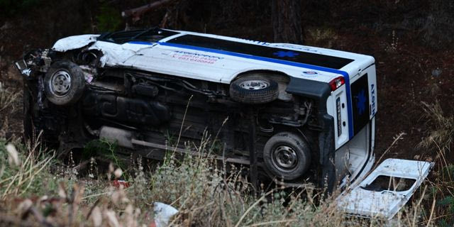 Ασθενοφόρο έπεσε σε χαντάκι στη λεωφόρο Εθνικής Αντιστάσεως