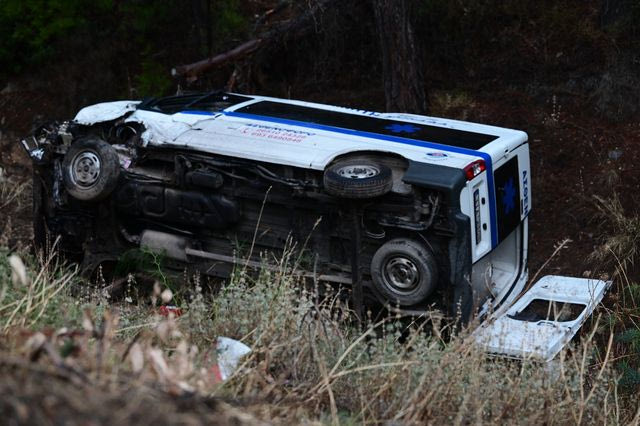 Ασθενοφόρο έπεσε σε χαντάκι στη λεωφόρο Εθνικής Αντιστάσεως