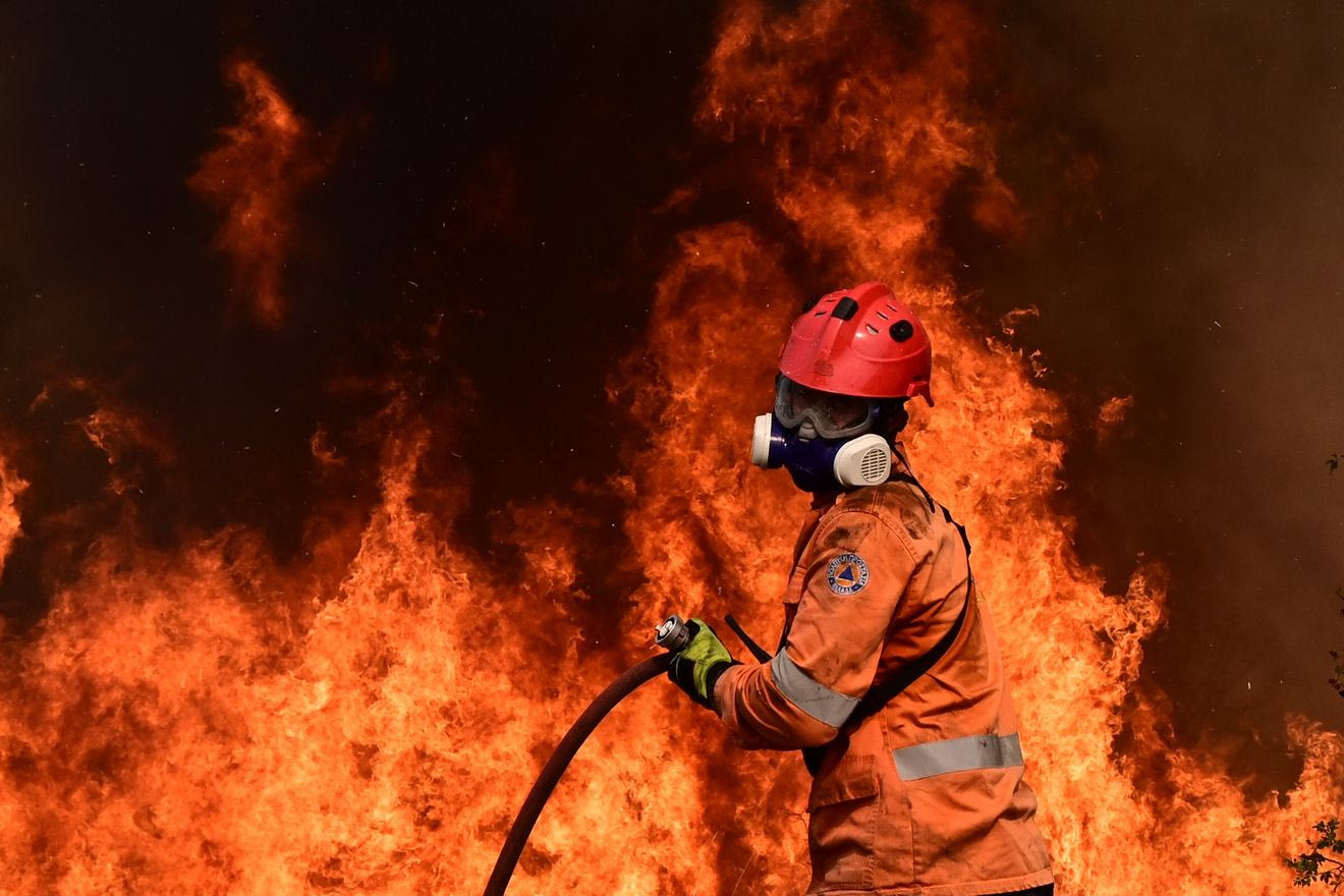 Φωτιά στην Κορινθία: Μάχη με τις φλόγες σε τρία μέτωπα