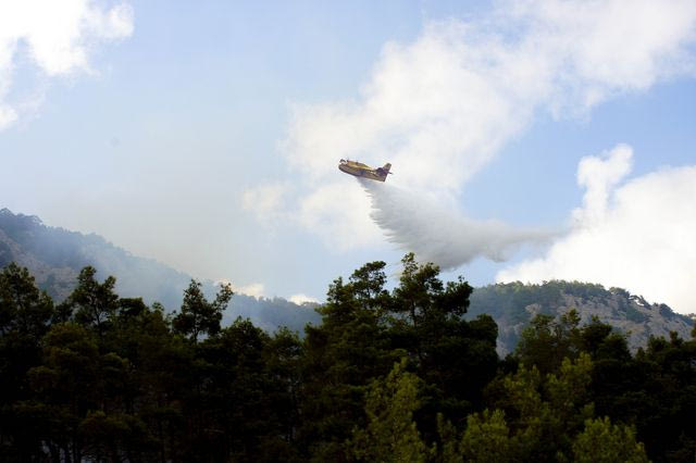 Εναέρια μέσα επιχειρούν για την κατάσβεση πυρκαγιάς