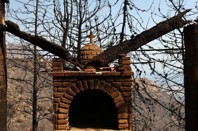 Φωτιά στην Κορινθία: Σε κάπνισμα μελισσιών φαίνεται ότι οφείλεται η έναρξη της πυρκαγιάς