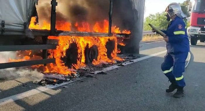 Ιωάννινα: Στις φλόγες τυλίχτηκε φορτηγό που μετέφερε καπνό στην Ιονία Οδό