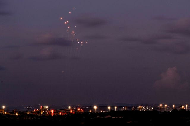 Το Iron Dome αναχαιτίζει πυραύλους στον ουρανό του Ισραήλ