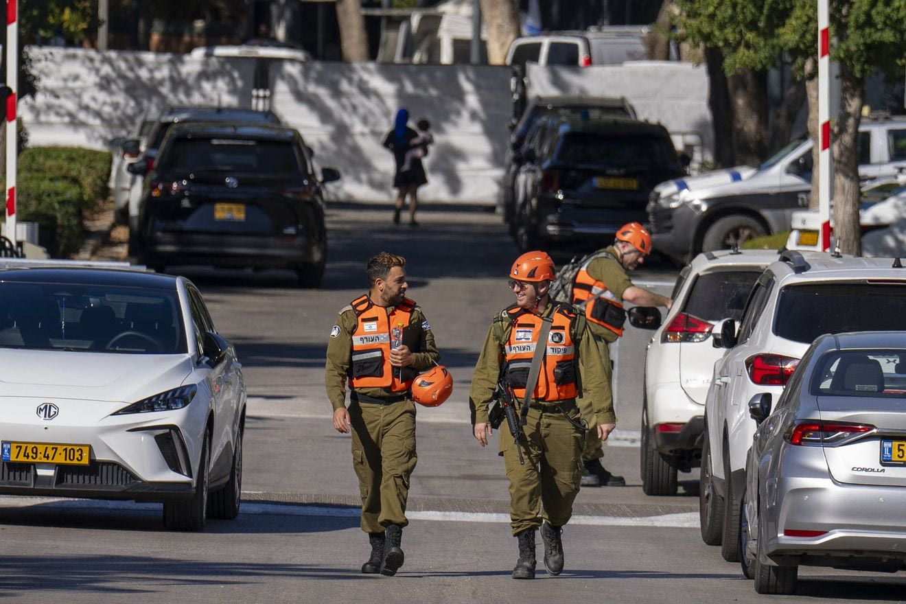 Αξιωματικοί του Ισραήλ κοντά στο σημείο όπου εκτοξεύτηκε drone προς το σπίτι του Νετανιάχου