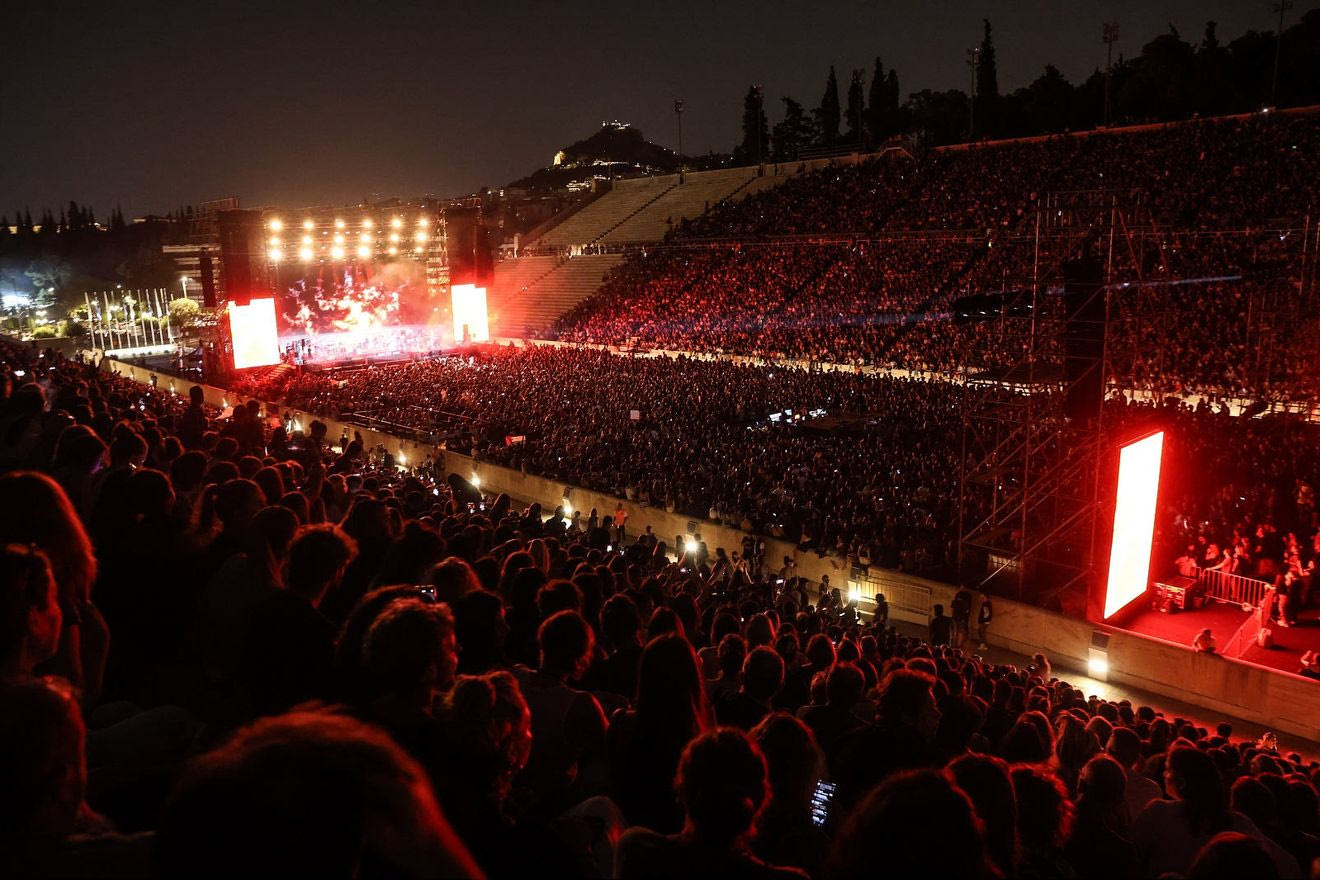 Συναυλία για τα Τέμπη – Live:  Το Καλλιμάρμαρο λούστηκε στο φως στην “Κοιλάδα των Τεμπών”