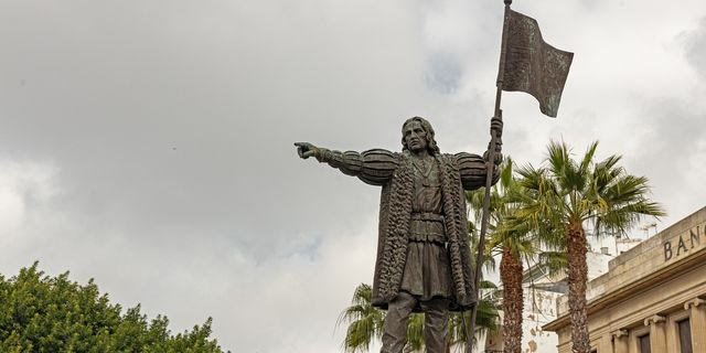 Άγαλμα του Χριστόφορου Κολόμβου στην Plaza de las Monjas στη Ουέλβα της Ανδαλουσίας