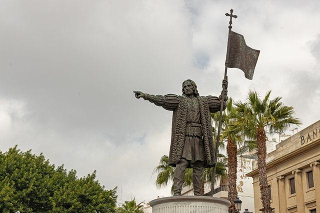 Άγαλμα του Χριστόφορου Κολόμβου στην Plaza de las Monjas στη Ουέλβα της Ανδαλουσίας