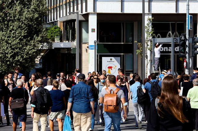 Κόσμος περπατά στο κέντρο της Αθήνας