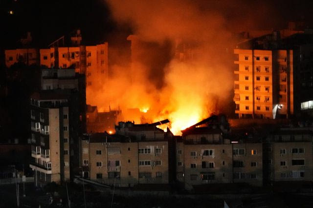 Φλόγες ξεπηδούν ανάμεσα από βομβαρδισμένα κτίρια στη Βηρυτό