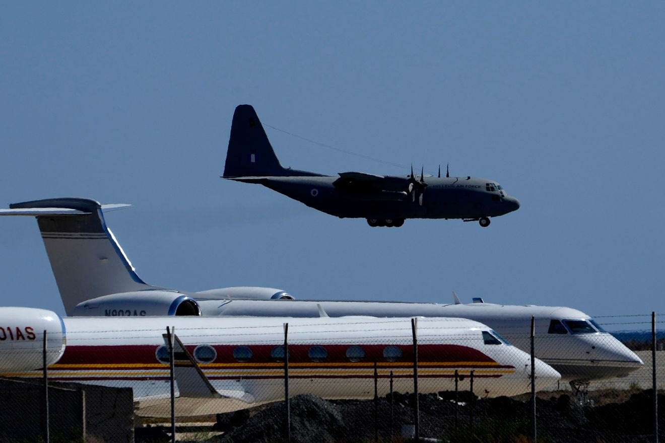 Μεταγωγικό αεροσκάφος στο Λίβανο για τον απεγκλωβισμό κατοίκων