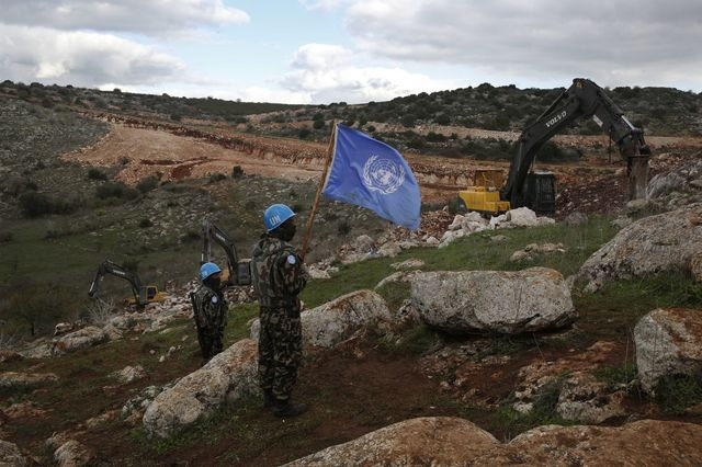 Κυανόκρανοι του ΟΗΕ δίπλα σε μπουλντόζες του ισραηλινού στρατού