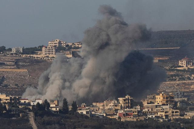 Καπνός υψώνεται μετά από ισραηλινό βομβαρδισμό στο νότιο Λίβανο