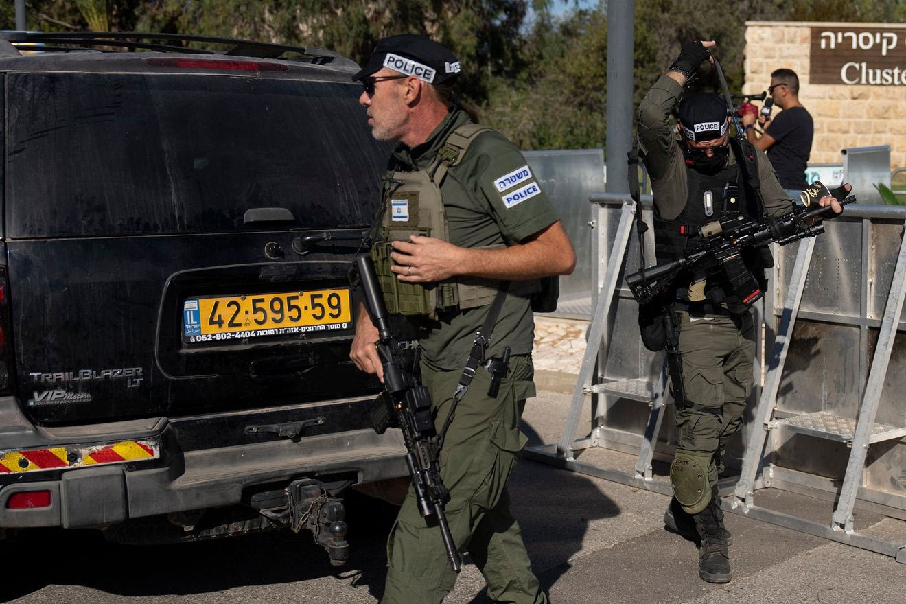 Αξιωματικοί του Ισραήλ έξω από το σπίτι του Νετανιάχου