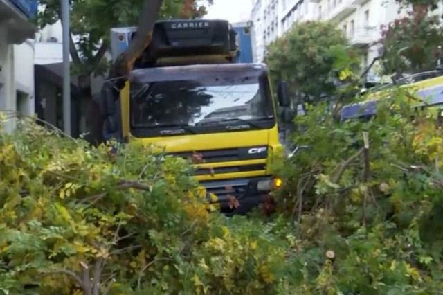 Φορτηγό έπεσε πάνω σε δέντρο στην Πατησίων