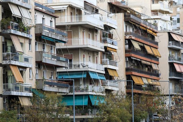 Θεσσαλονίκη: Διασωληνωμένος ο 14χρονος που έπεσε από ταράτσα πολυκατοικίας