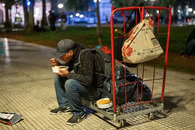 Άστεγος τρώει δωρεάν γεύμα που του παρέχεται