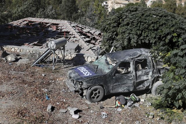 Όχημα με τη σήμανση “PRESS” κατεστραμμένο από τους ισραηλινούς βομβαρδισμούς