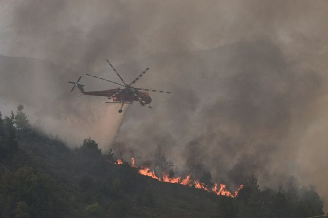 Φωτιά στην Κορινθία: Χωρίς ενεργό μέτωπο αλλά με διάσπαρτες εστίες