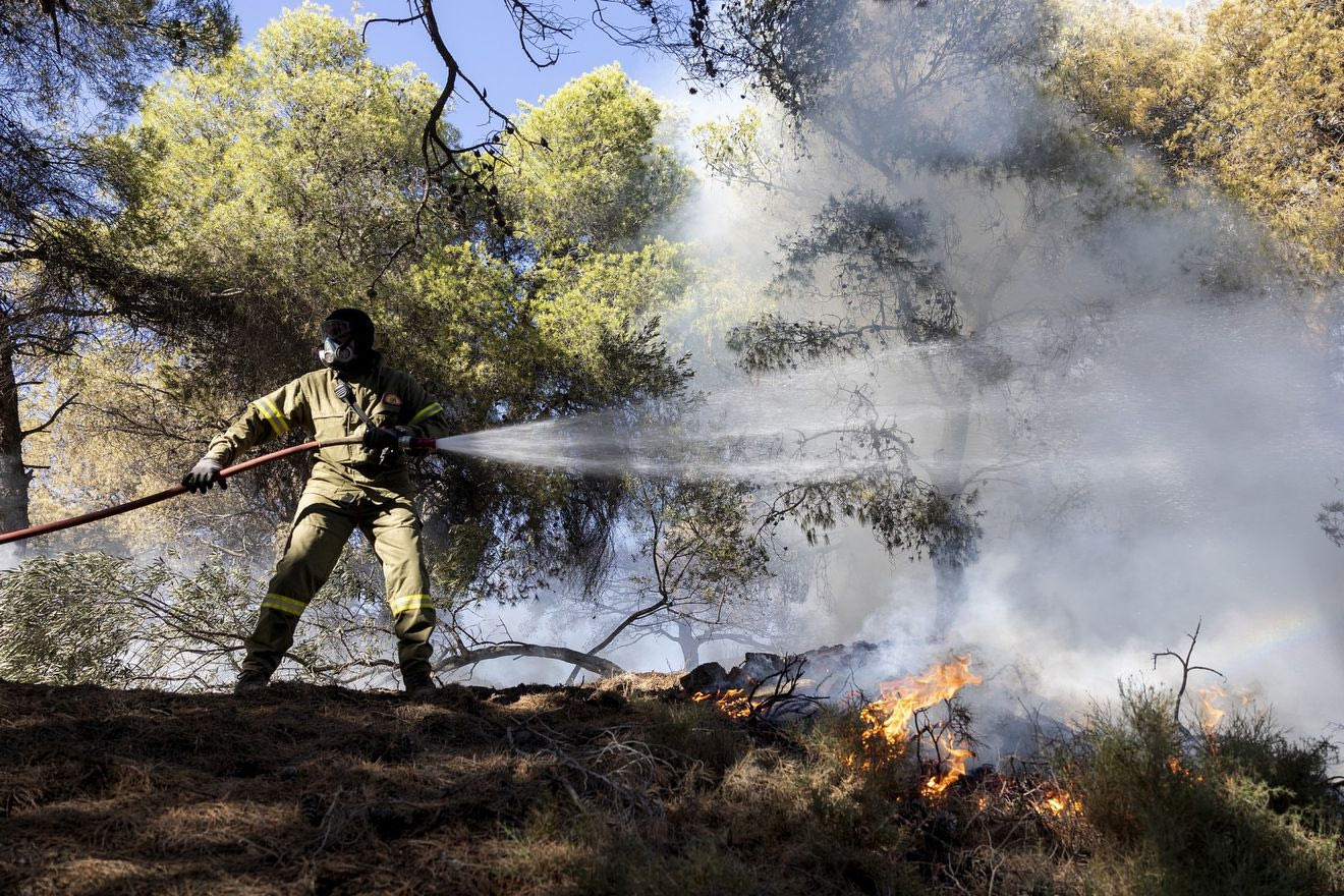 Εποχικός πυροσβέστης στη μάχη με τις φλόγες στις πυρκαγιές του καλοκαιριού