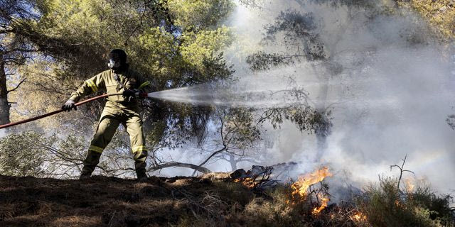 Εποχικός πυροσβέστης στη μάχη με τις φλόγες στις πυρκαγιές του καλοκαιριού