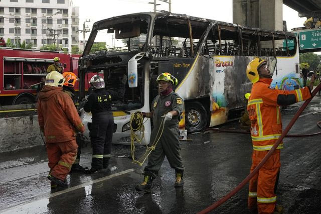 Σχολικό απανθρακώθηκε μετά από τροχαίο στην Μπανγκόκ