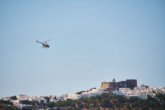 Αυθημερόν ταξίδια με ελικόπτερο στις Κυκλάδες με το χειμερινό πρόγραμμα της hoper