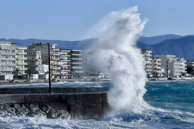 Κύματα στο λιμάνι του Λουτρακίου