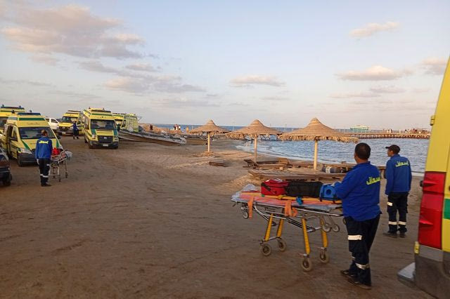 Τουριστικό σκάφος βυθίστηκε στην Ερυθρά Θάλασσα.