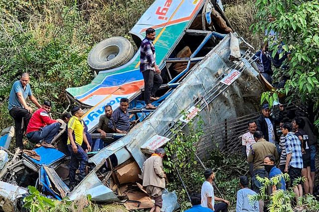 (ΜΙΑ ΧΡΗΣΗ) Λεωφορείο έπεσε σε χαράδρα στην Ινδία (ΜΙΑ ΧΡΗΣΗ)