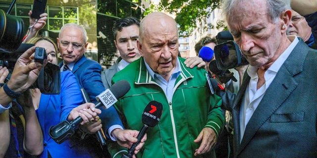 Alan Jones: Αντιμέτωπος με κατηγορίες για 8 σεξουαλικές επιθέσεις ο διάσημος παρουσιαστής