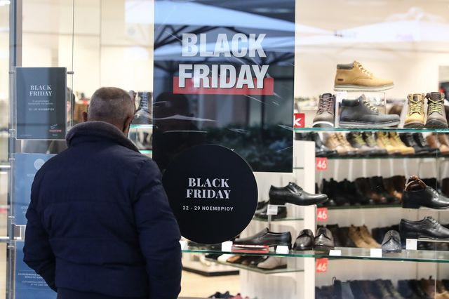 Κόσμος ψωνίζει την ημέρα του Black Friday στην Αθήνα (αρχείου)